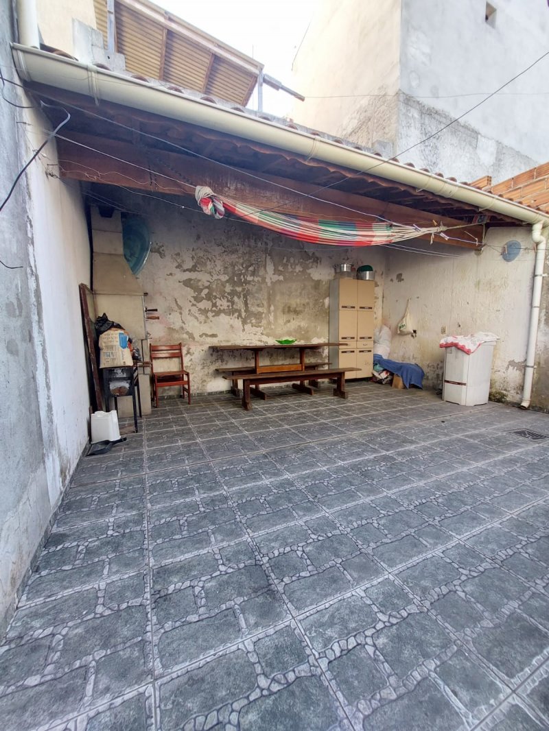 CHURRASQUEIRA COM �REA DE SERVI�O